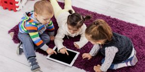 Les enfants américains restent devant leurs écrans avec la bénédiction de leurs parents