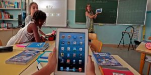 Les élèves utilisant leurs tablettes et smartphones personnels à l’école, un succès pédagogique… Aux États-Unis.