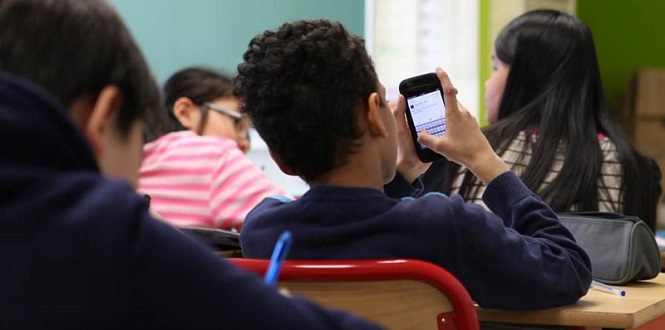 Le téléphone portable bientôt interdit à l'école et au collège